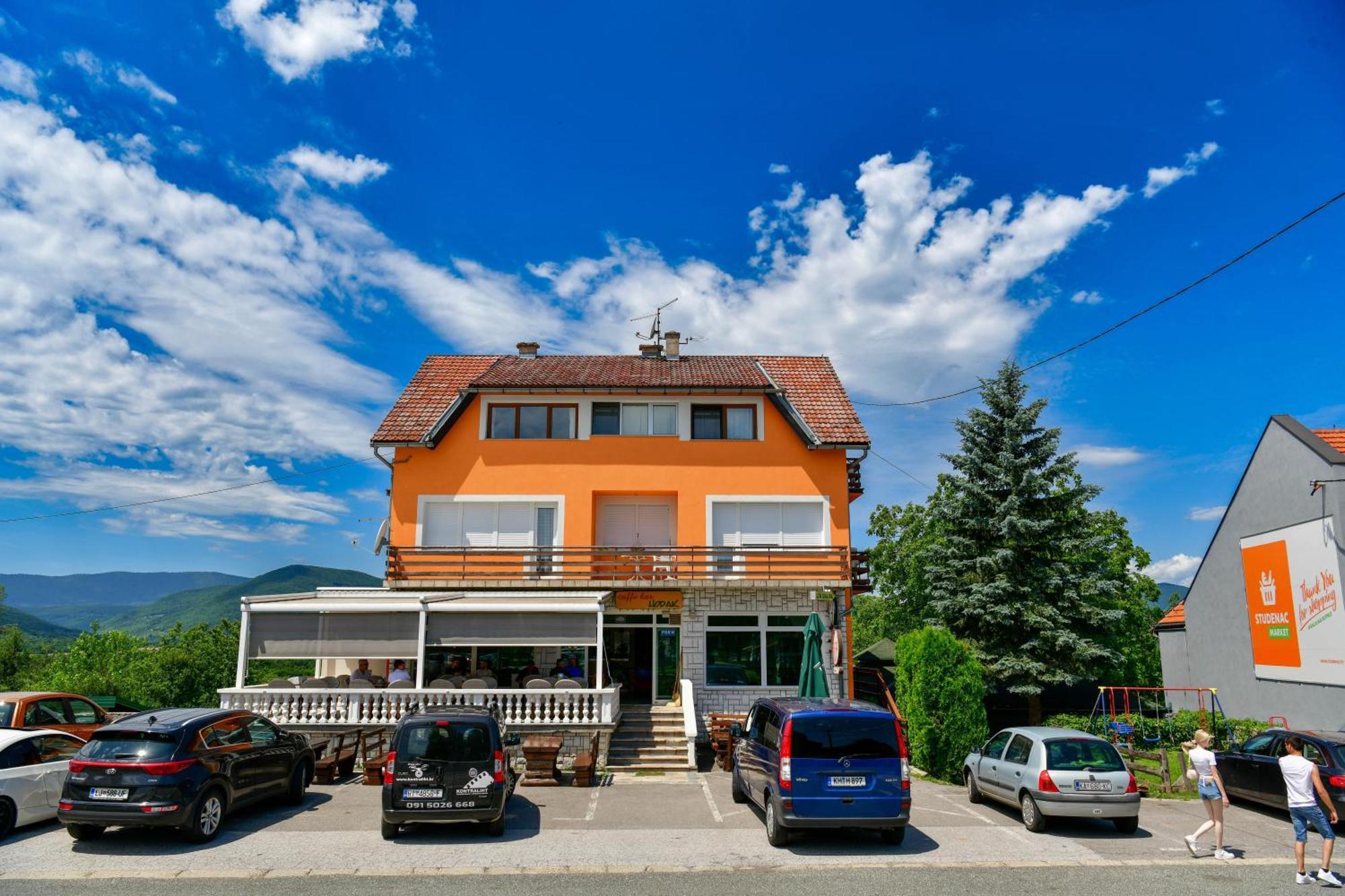 Accommodation "Old Town Dreznik" Rakovica Exterior photo